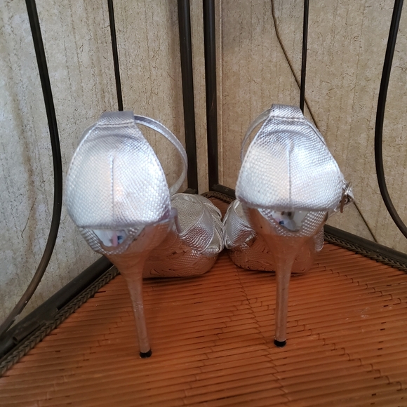 Wild Rose Silver Heels - Picture 4 of 5